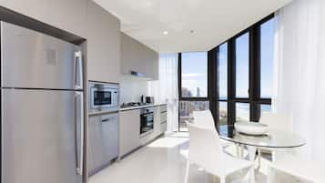 Geladeira grande, micro-ondas, fogão, cooktop