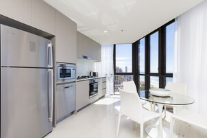 Full-sized fridge, microwave, oven, stovetop