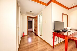 家庭套房 (Bed room + Ondol room) | 高档床上用品、遮光窗帘、免费 WiFi、床单