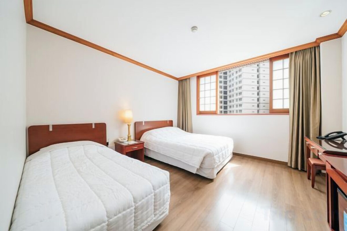 Premium bedding, blackout drapes, WiFi (free), bed sheets