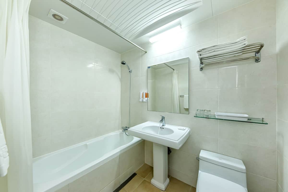 standard twin room (a, 2 single beds) | bathroom | combined shower/bathtub, free toiletries, slippers, towels