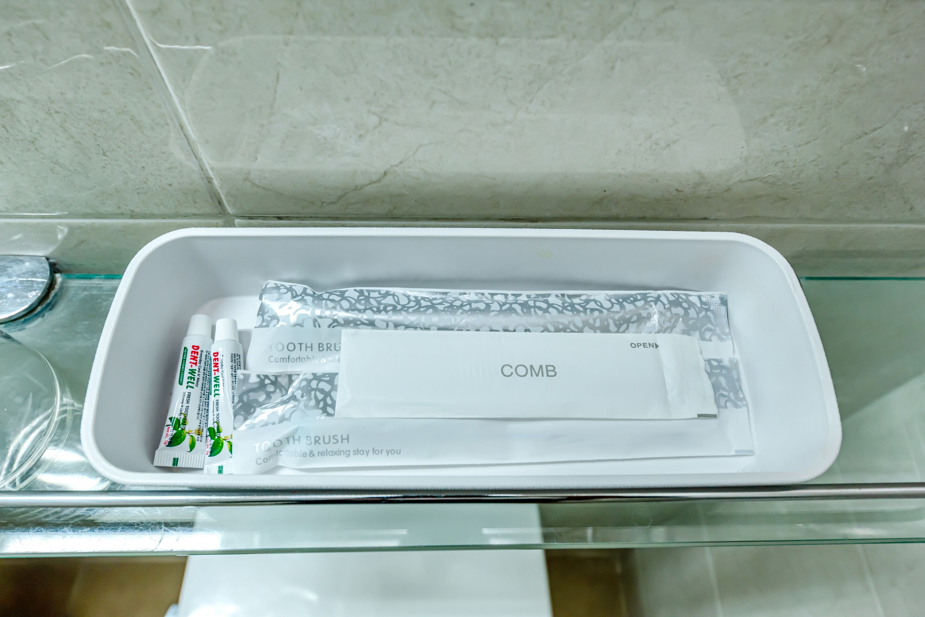 combined shower/bathtub, free toiletries, slippers, towels