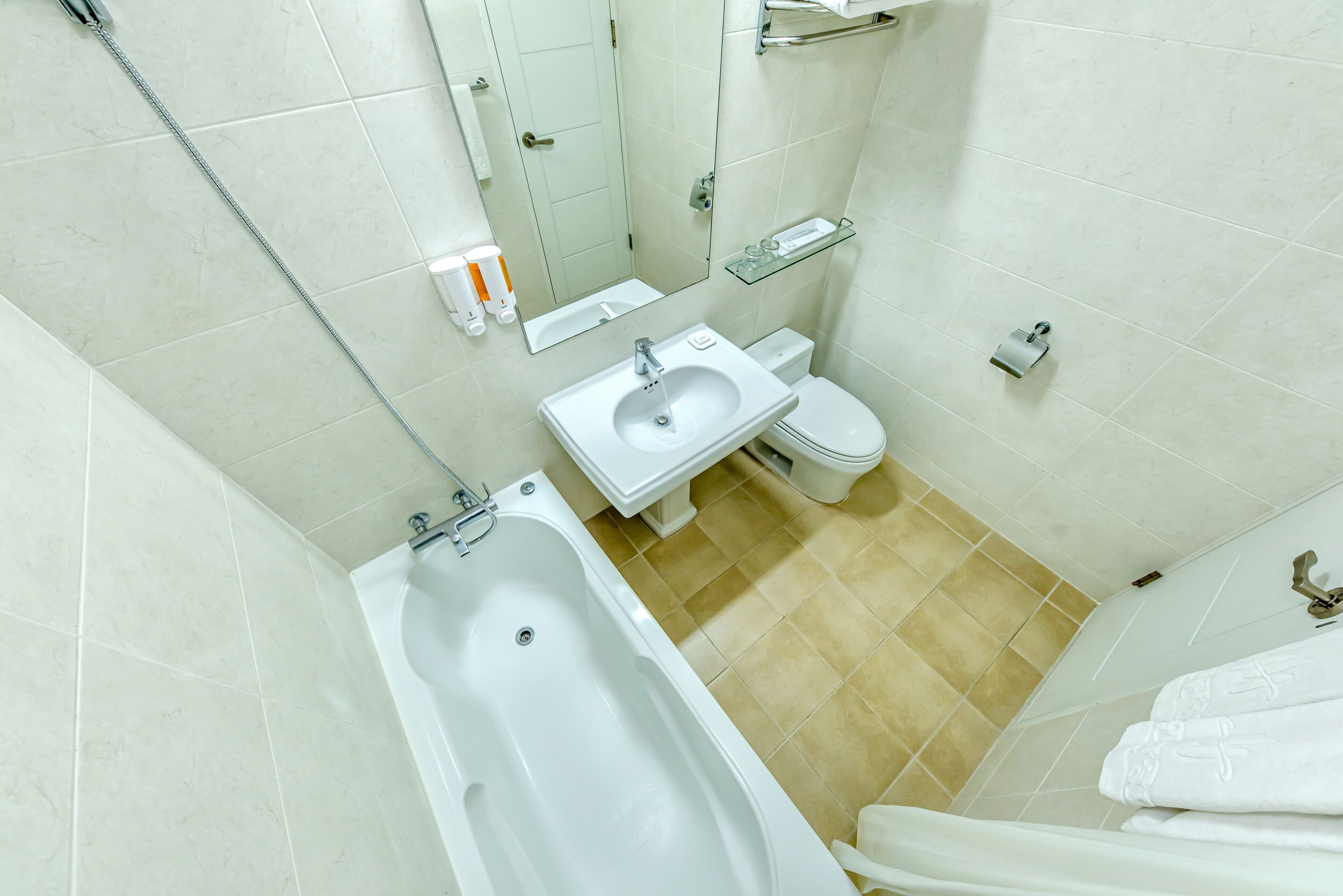 basic room (ondol) | bathroom | combined shower/bathtub, free toiletries, slippers, towels