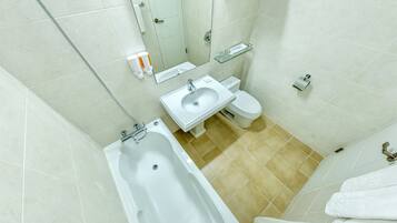 Habitación básica (Ondol) | Baño | Ducha y bañera combinadas y artículos de higiene personal gratuitos