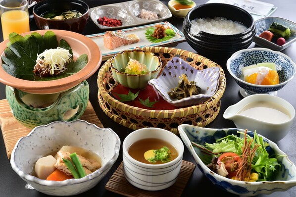 Une variété de plats japonais, notamment des sushis, des sashimis et des soupes.