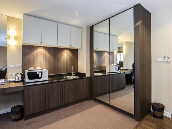 Minibar, caja de seguridad en la habitación y escritorio