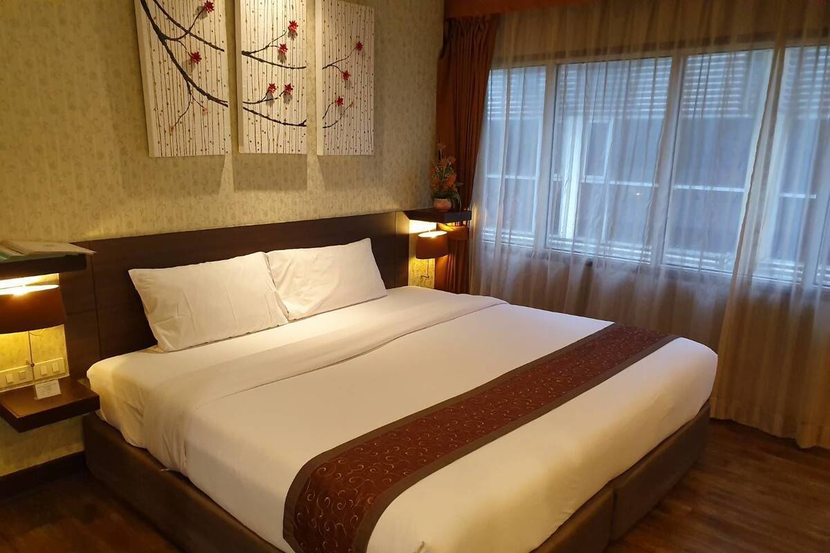 Deluxe Room | Minibar, in-room safe, desk, blackout drapes