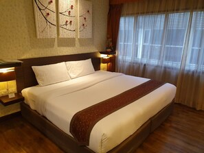 华丽客房 | 迷你吧、客房内保险箱、办公桌、遮光窗帘