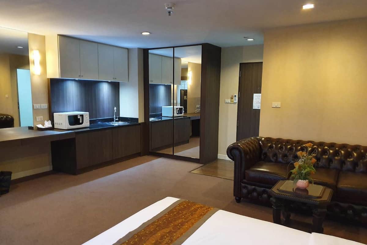 Executive Suite, 2 Twin Beds | Minibar, in-room safe, desk, blackout drapes