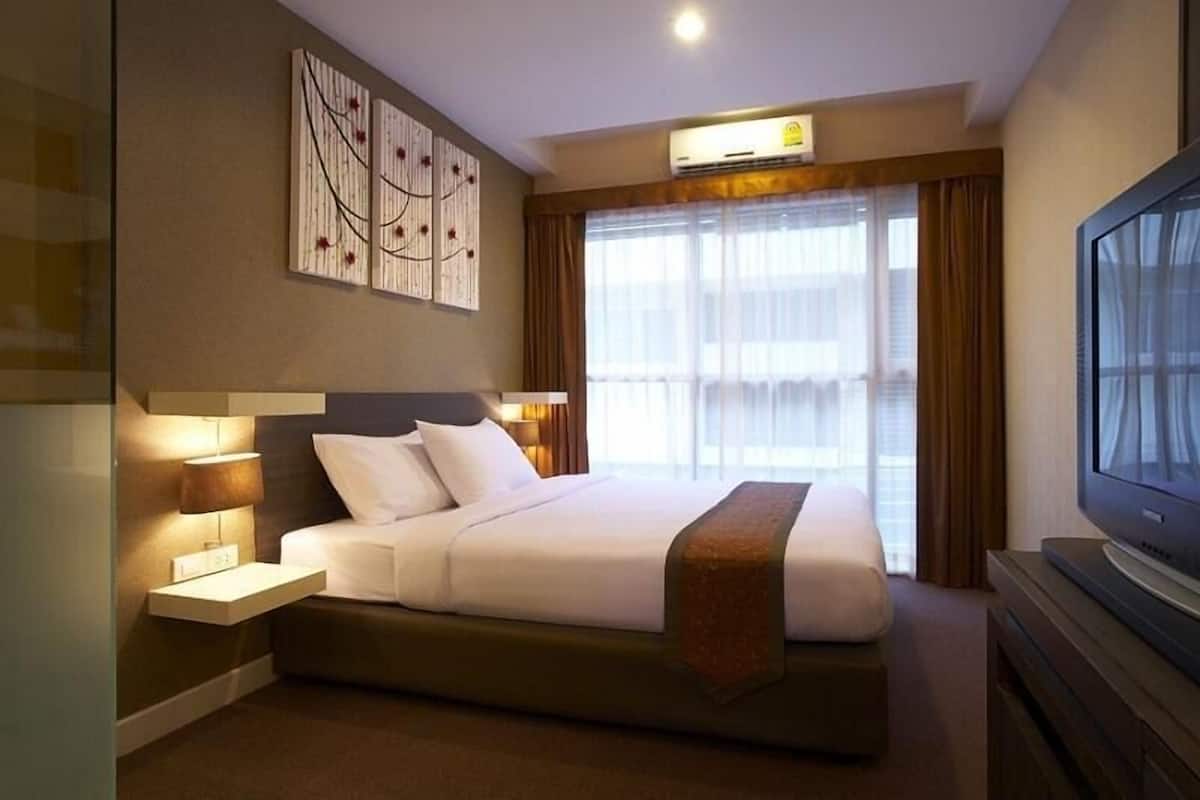 Standard Room | Minibar, in-room safe, desk, blackout drapes