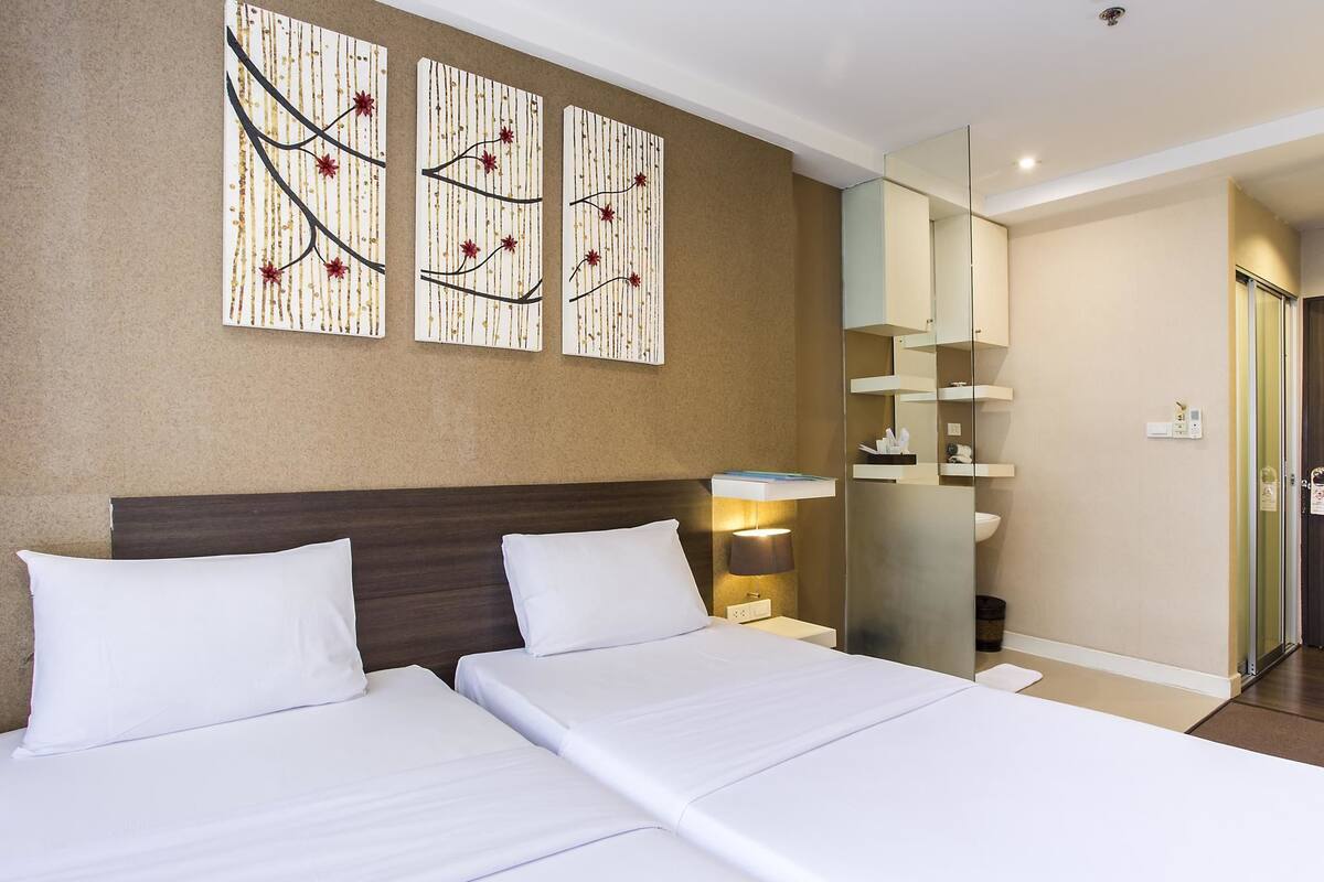 Standard Twin Room | Minibar, in-room safe, desk, blackout drapes