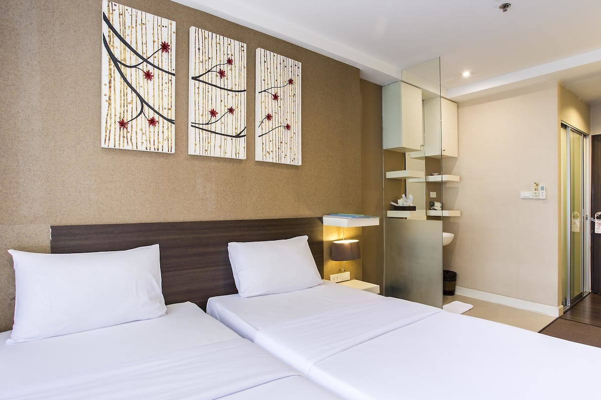 Standard Twin Room | Minibar, in-room safe, desk, blackout curtains