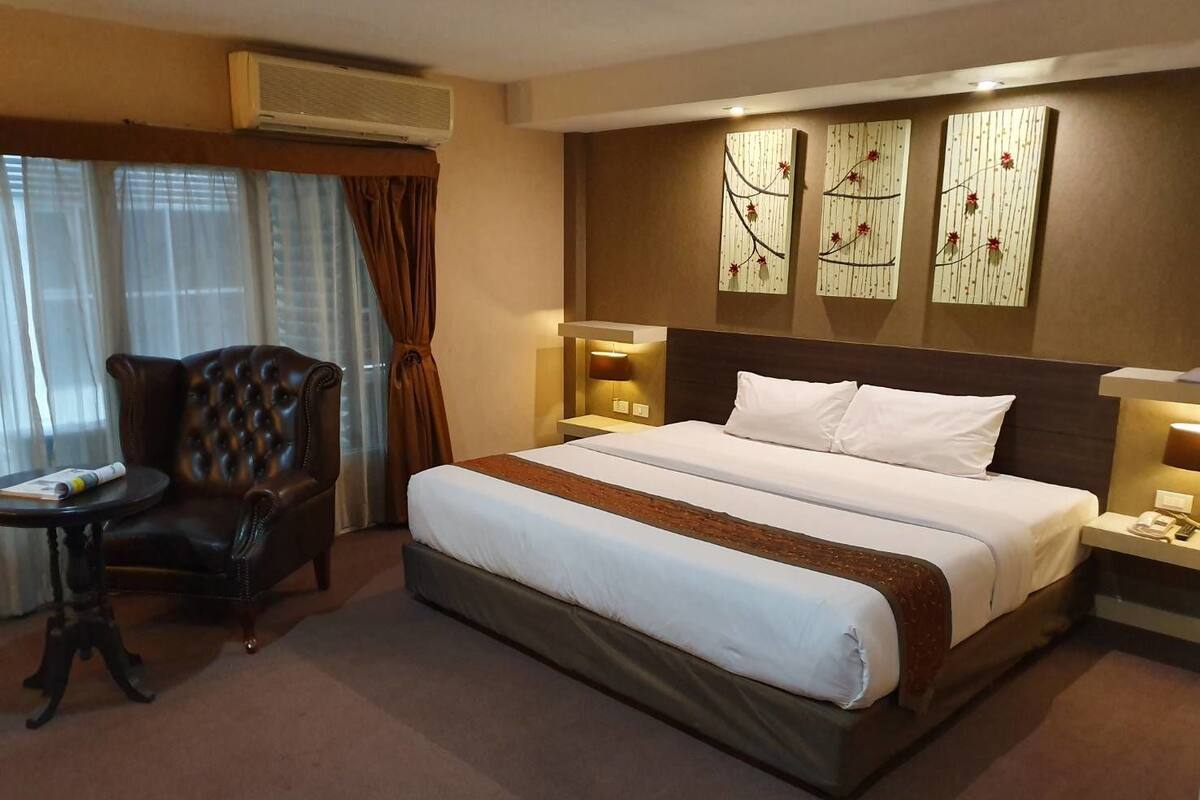Executive Suite, 1 King Bed | Minibar, in-room safe, desk, blackout curtains