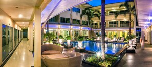 Outdoor pool - Qiu Hotel Sukhumvit (Bangkok)