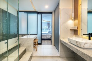 Family Suite, 2 Bedrooms | Bathroom | Separate tub and shower, rainfall showerhead, free toiletries - Qiu Hotel Sukhumvit (Bangkok)