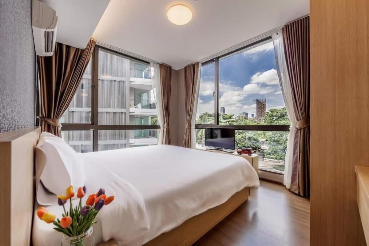 Two Bedroom Suite | 房內夾萬、書桌、遮光窗簾/窗簾、床單