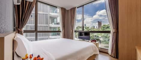 Two Bedroom Suite | ตู้นิรภัยในห้องพัก, โต๊ะทำงาน, ผ้าม่านกันแสง, ผ้าปูที่นอน