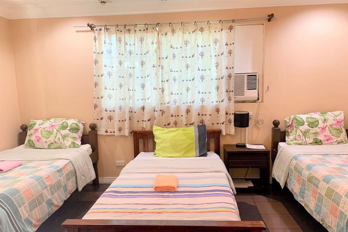 Dormitório compartilhado básico, somente para homens | Cofres nos quartos, Wi-Fi de cortesia, individualmente decorados