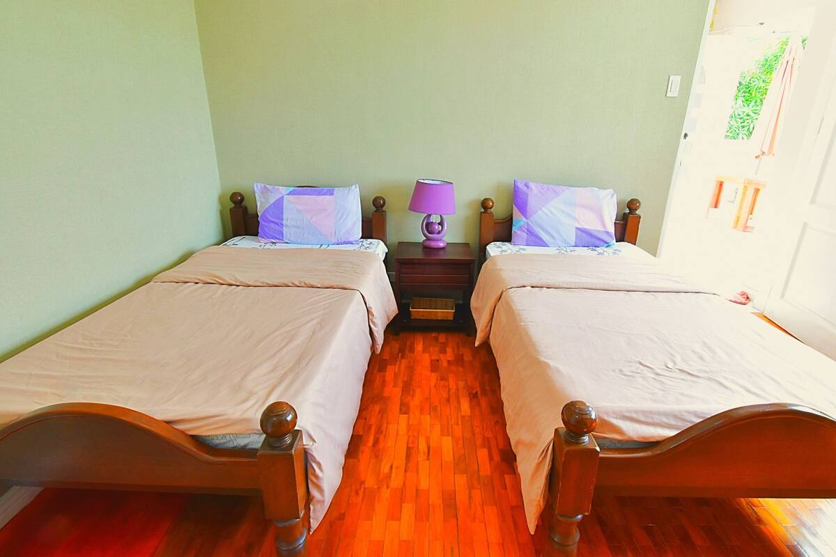 Cofres nos quartos, Wi-Fi de cortesia, individualmente decorados