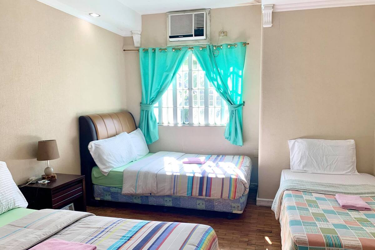 Quarto triplo família, várias camas, para não fumantes, banheiro privativo | Cofres nos quartos, Wi-Fi de cortesia, individualmente decorados