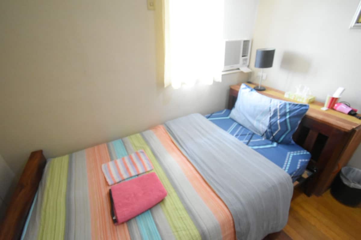 Cofres nos quartos, Wi-Fi de cortesia, individualmente decorados