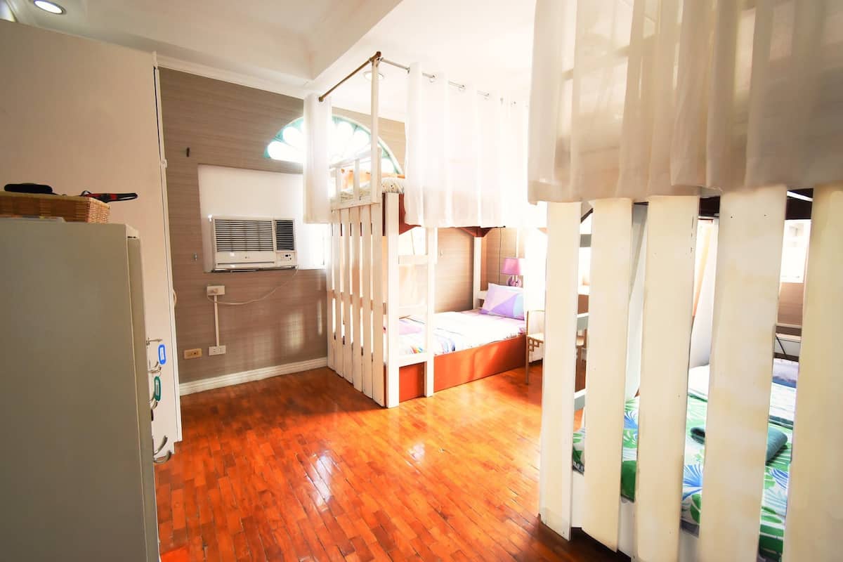 Cofres nos quartos, Wi-Fi de cortesia, individualmente decorados