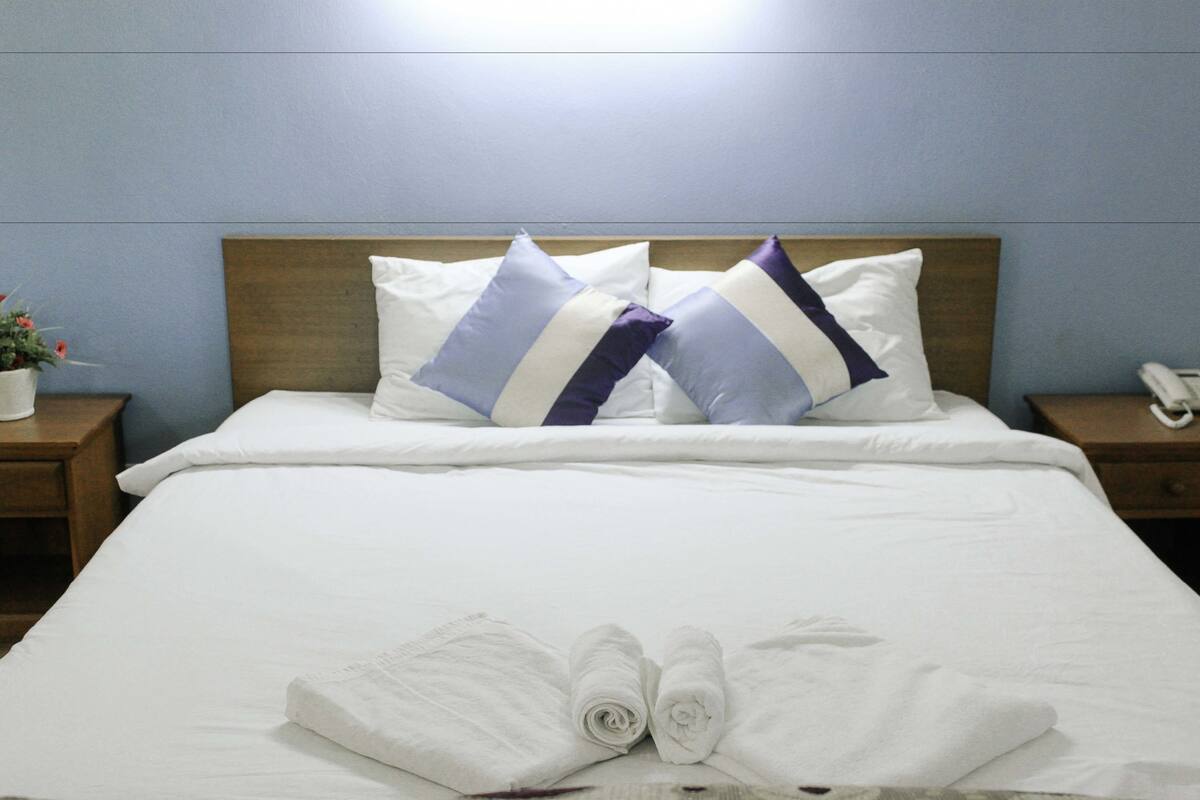 superior twin room | desk