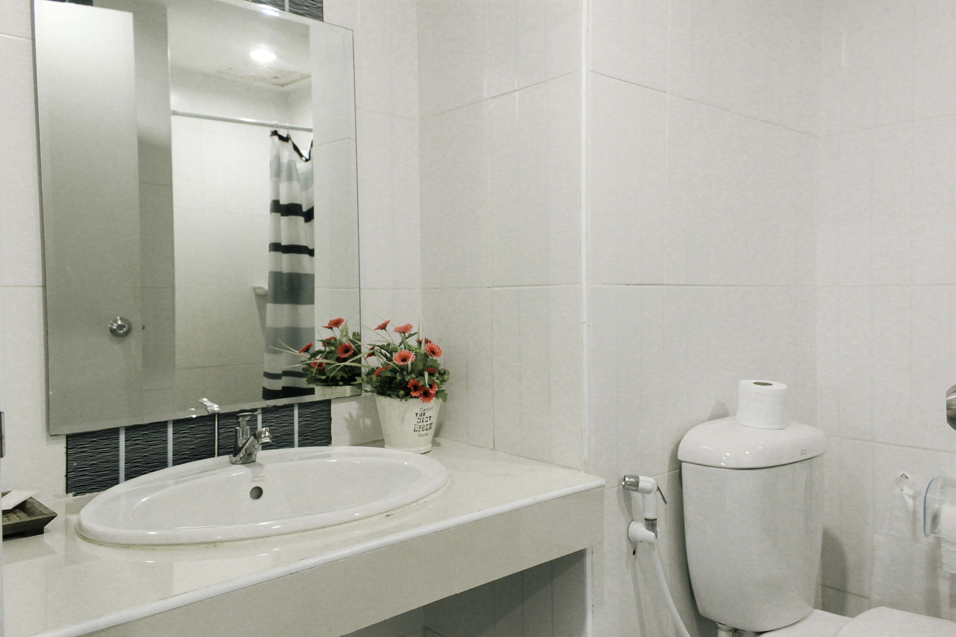 standard twin room | bathroom | shower, free toiletries, towels