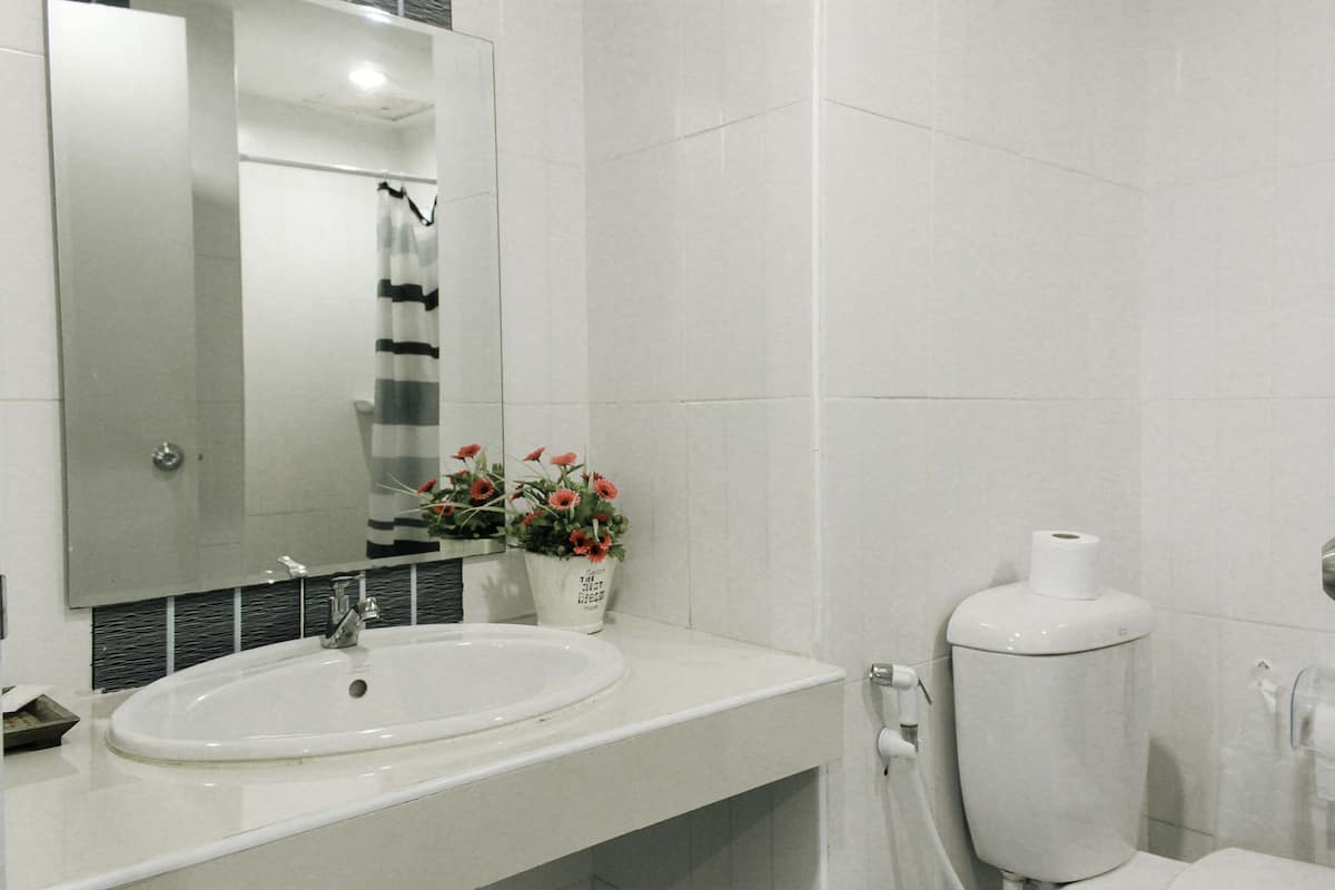 standard twin room | bathroom | shower, free toiletries, towels