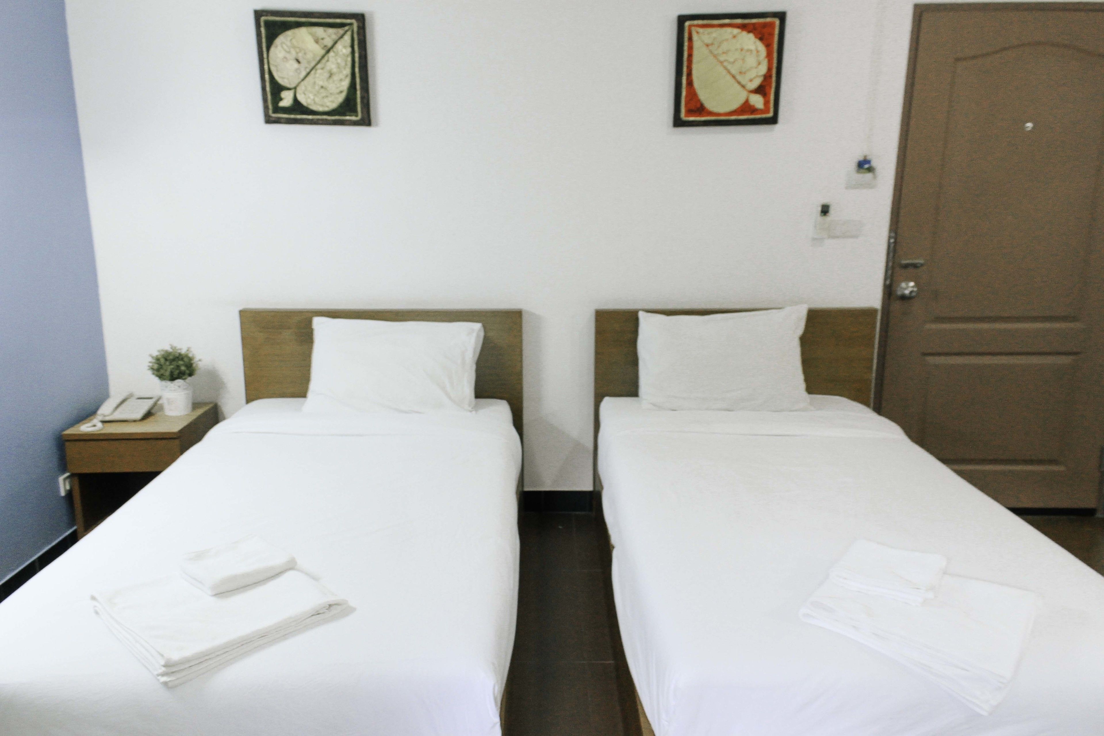 standard twin room | desk