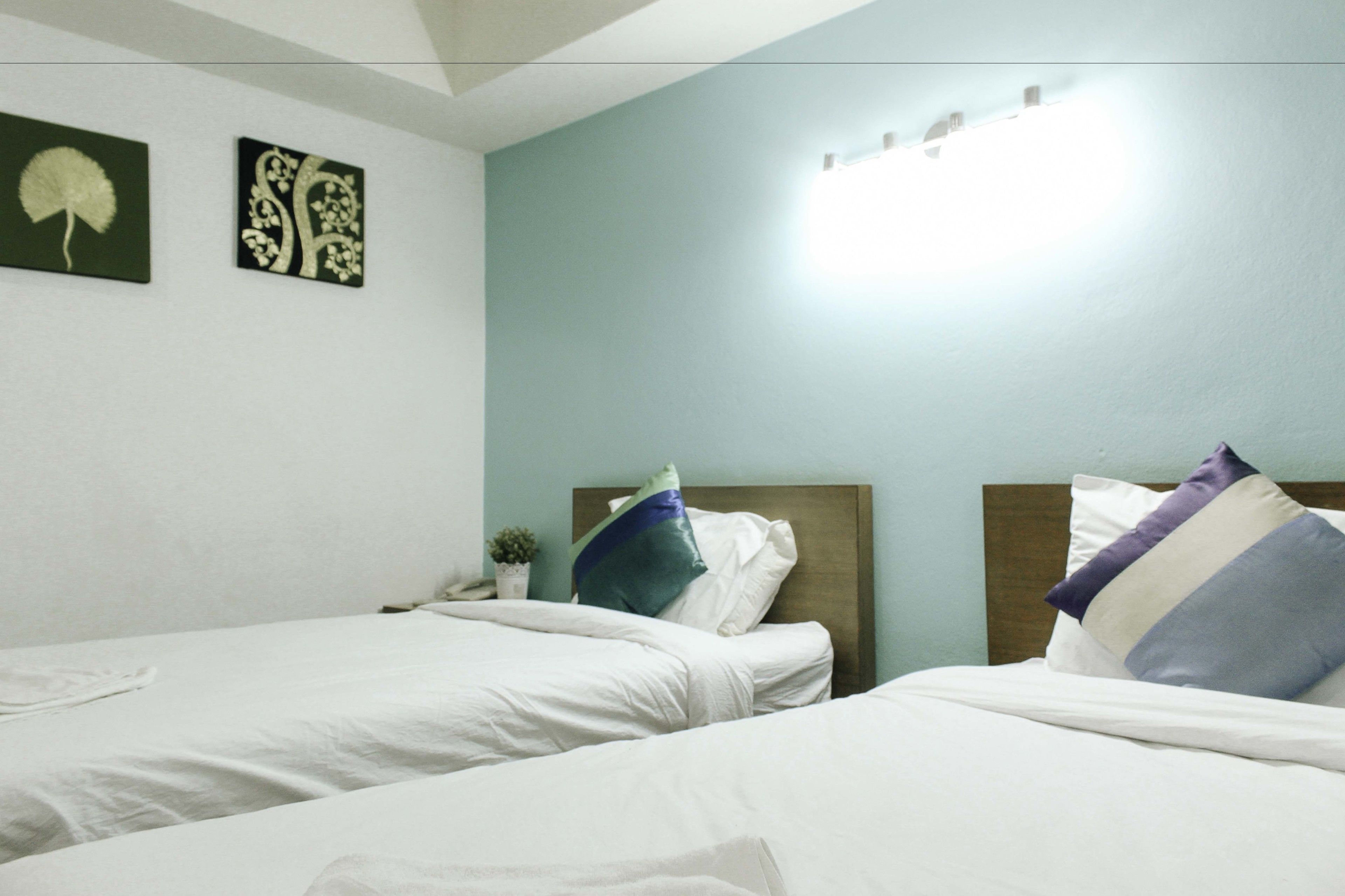 standard twin room | desk