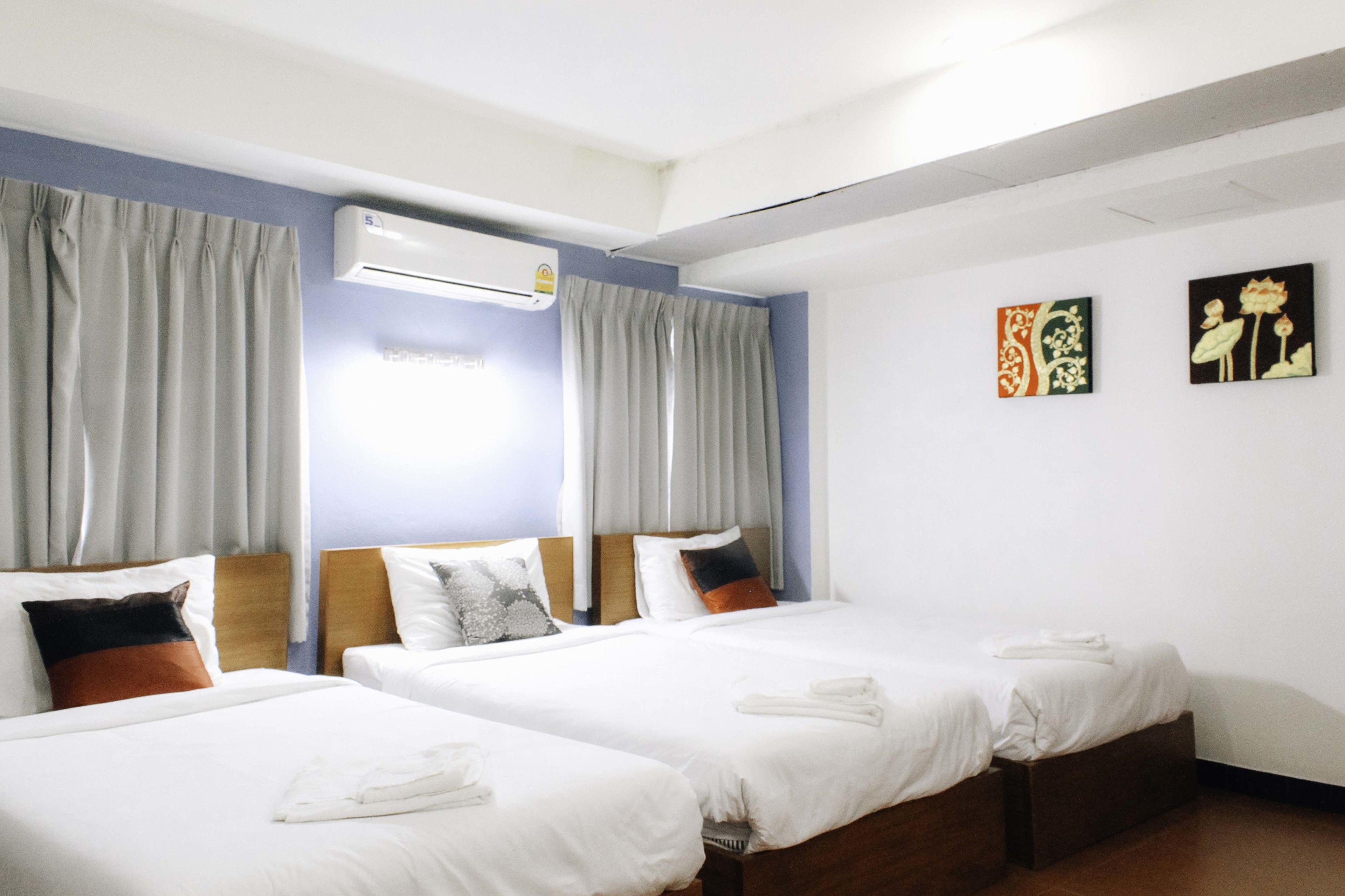 superior twin room | desk