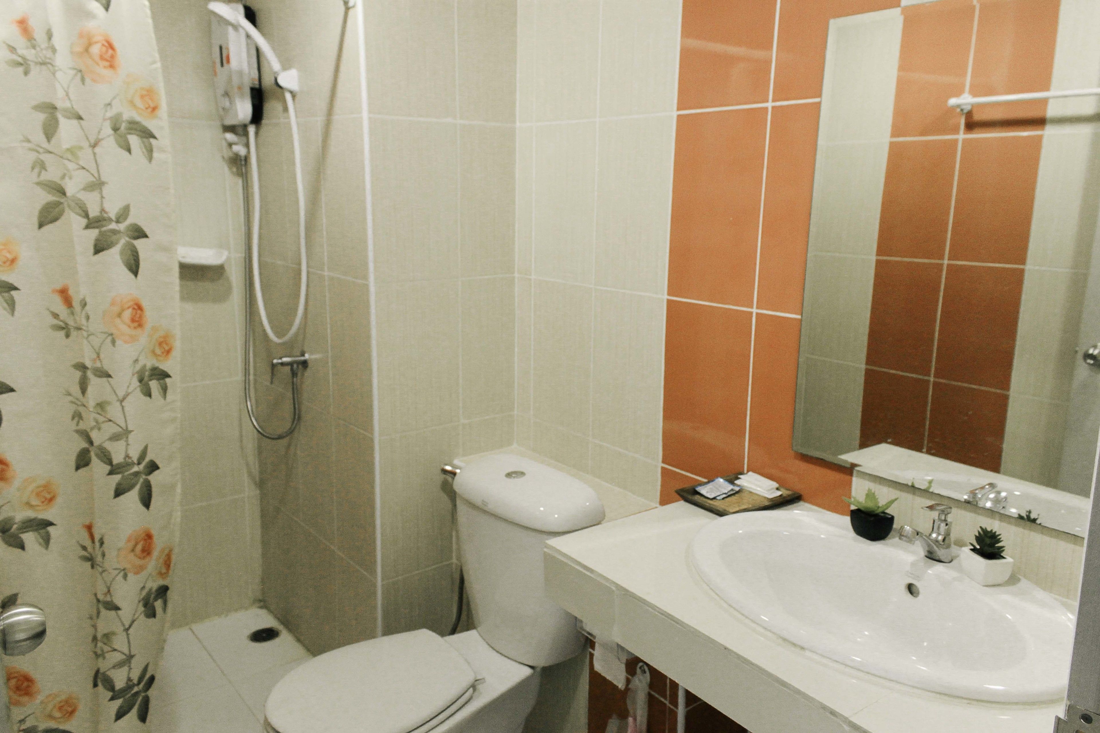 shower, free toiletries, towels