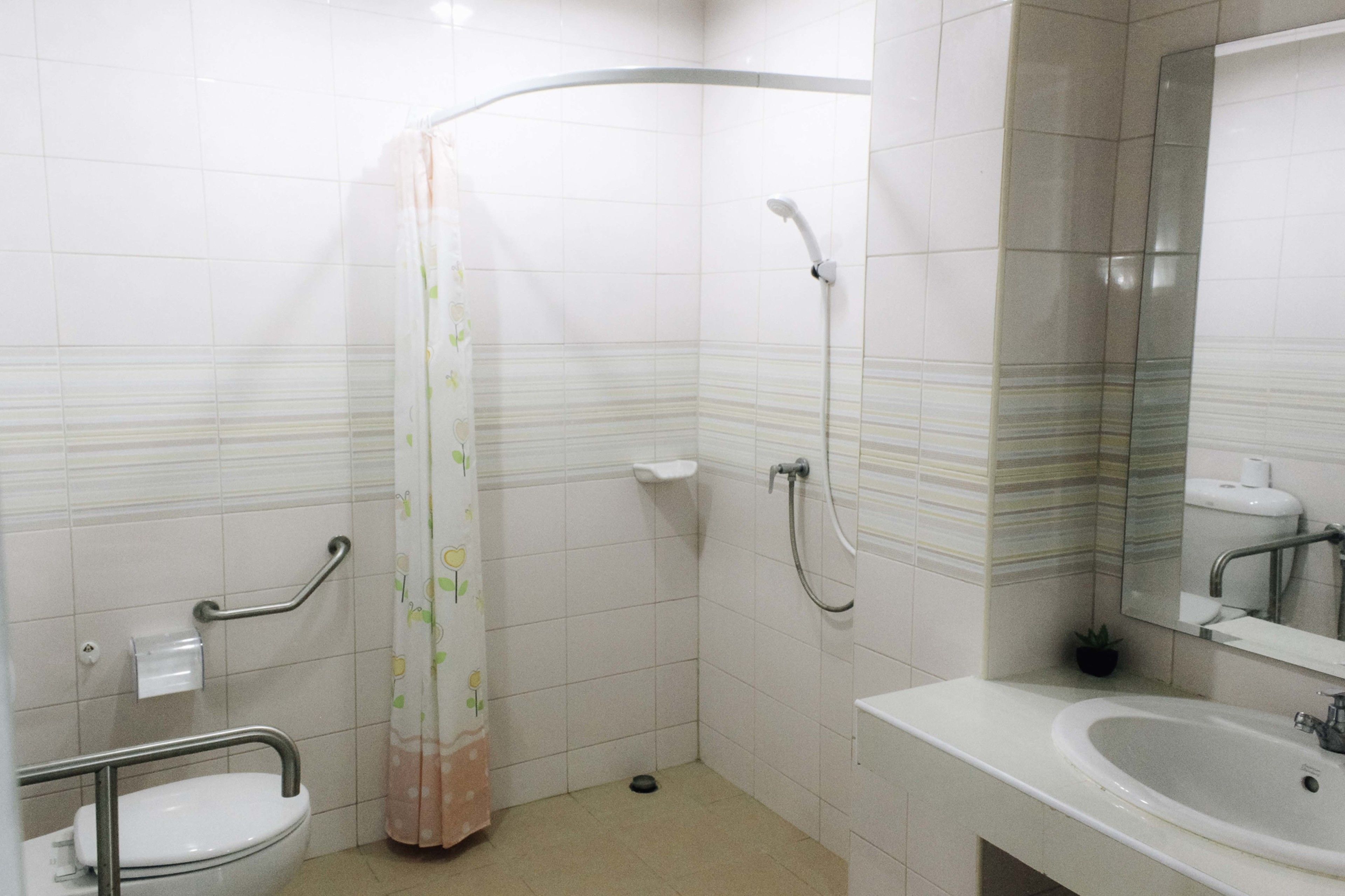 superior twin room | bathroom | shower, free toiletries, towels