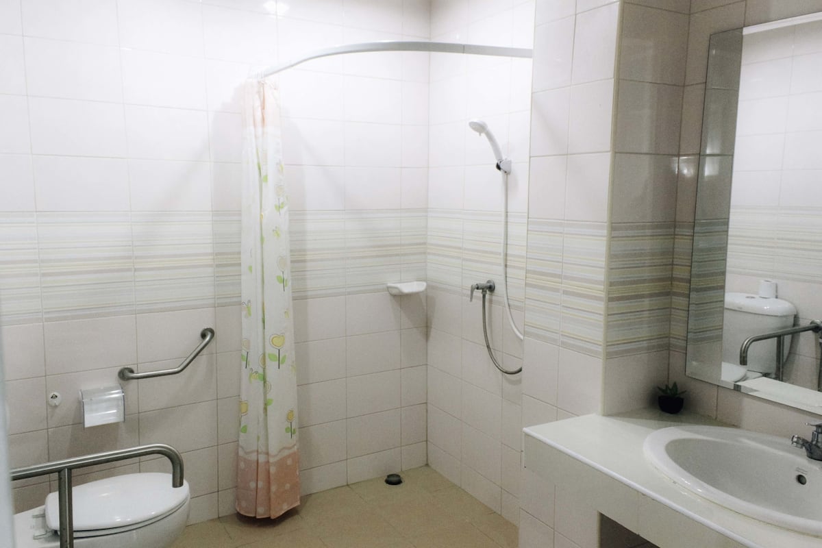 superior twin room | bathroom | shower, free toiletries, towels