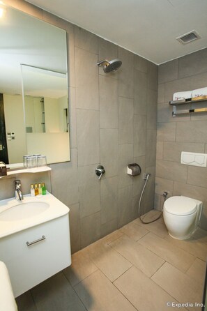 Dusche, kostenlose Toilettenartikel, Haartrockner, Hausschuhe
