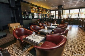 Se sirven almuerzos y cenas, cocina americana