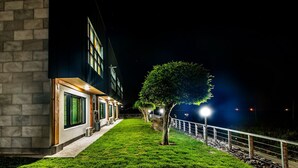 Un edificio moderno con fachada de ladrillo y césped cuidado.