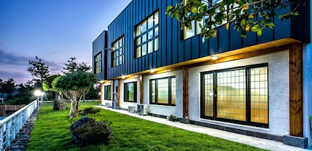 Fachada de la propiedad por la tarde o noche. Badamaru Jeju