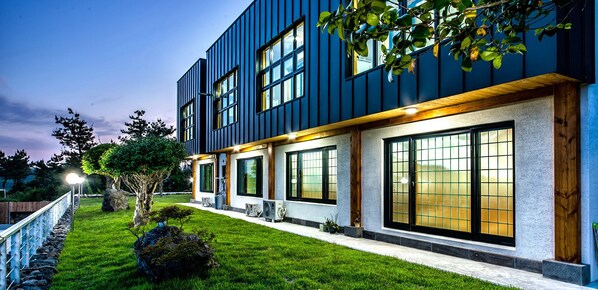 Fassade der Unterkunft – Abend/Nacht