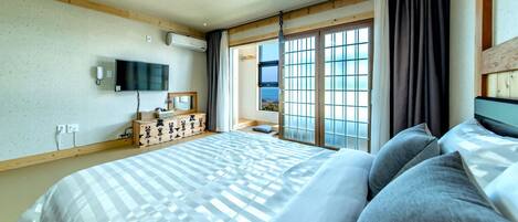 Luxe beddengoed, een bureau, geluiddichte muren, beddengoed