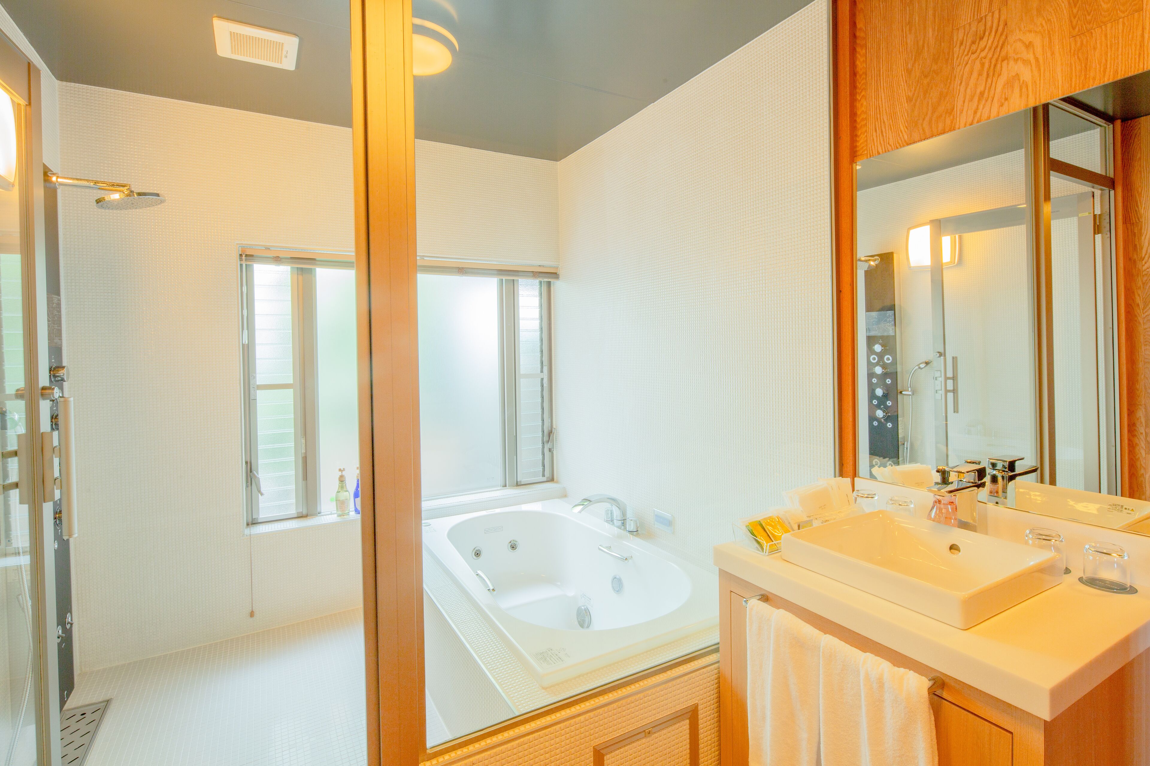 japanese garden - guest house "genkai" | bathroom | combined shower/bathtub, free toiletries, hair dryer, slippers