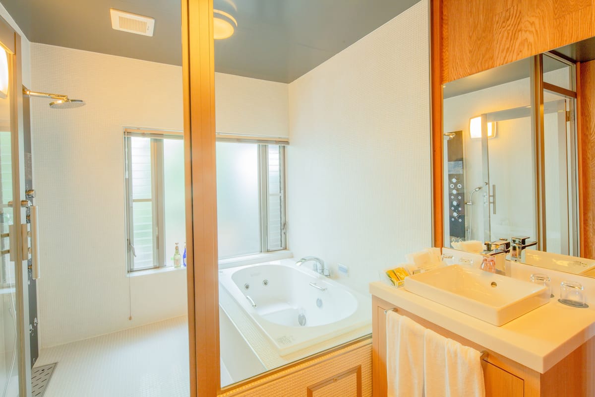japanese garden - guest house "genkai" | bathroom | combined shower/bathtub, free toiletries, hair dryer, slippers