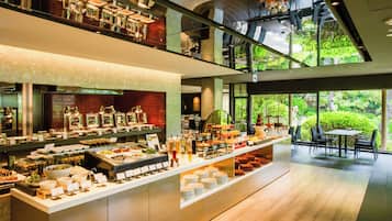 3 restaurants, breakfast, lunch, dinner served; Japanese cuisine