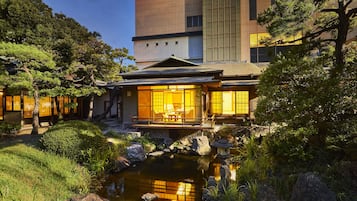 3 restaurants, breakfast, lunch, dinner served; Japanese cuisine