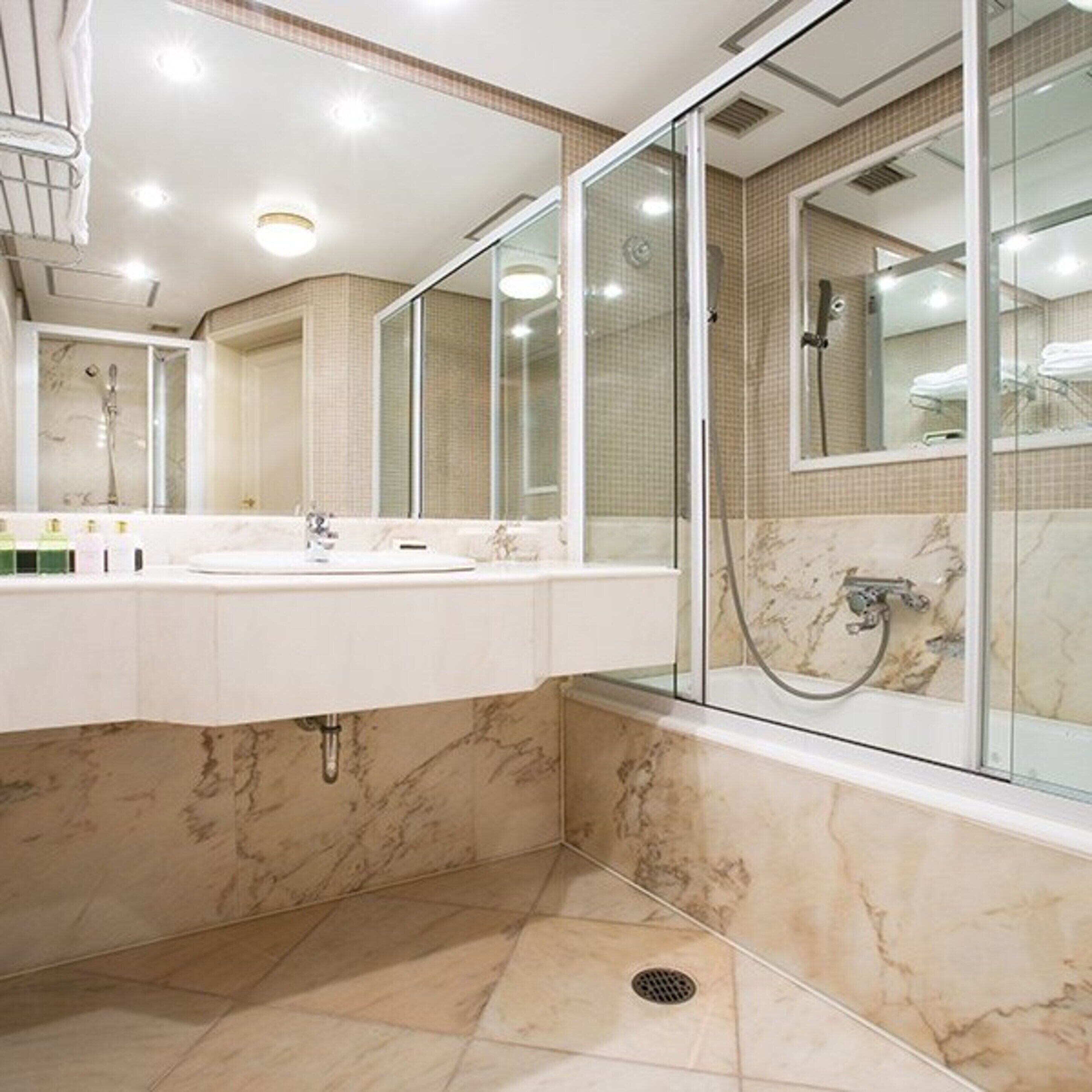 combined shower/bathtub, free toiletries, hair dryer, slippers