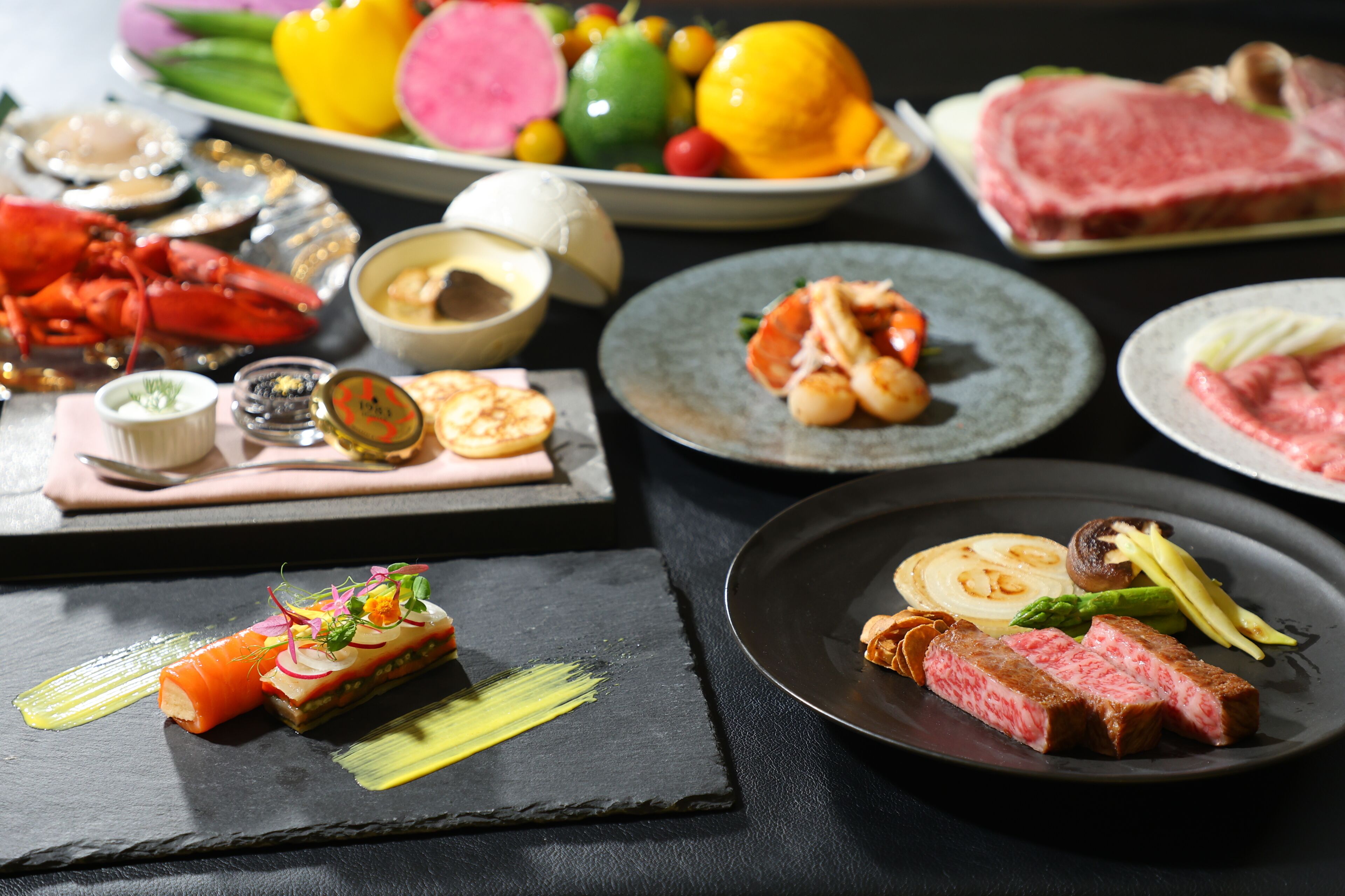 Variedad de platillos sobre una mesa.