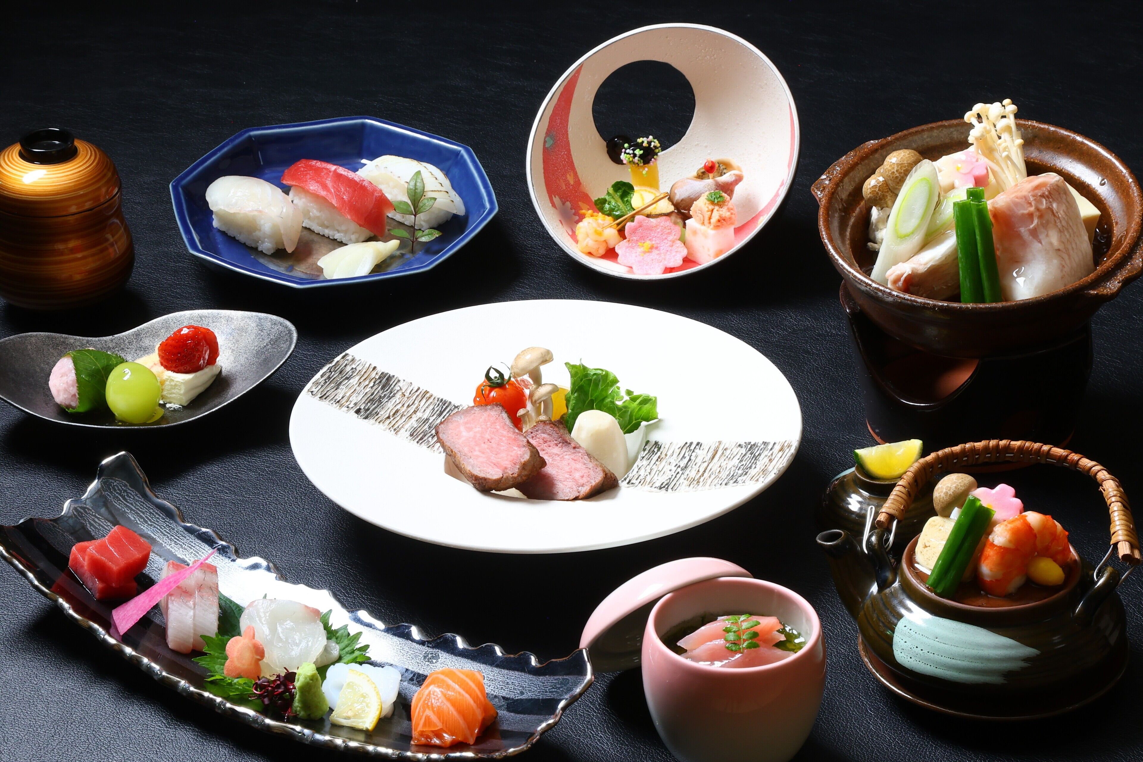 Diverse gerechten, waaronder sushi en sashimi, gepresenteerd op verschillende borden en schalen.