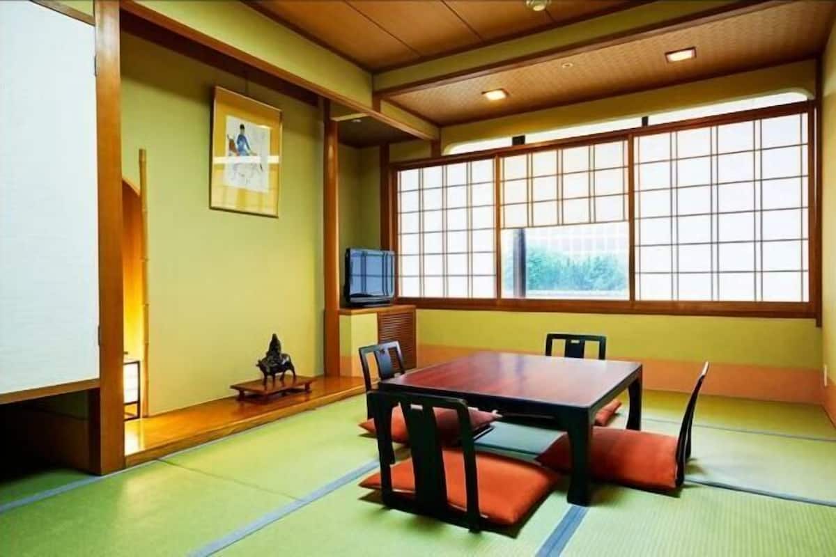 Restauration | 3 restaurants, servant le déjeuner et le dîner; cuisine japonaise