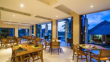 Daily cooked-to-order breakfast (IDR 400000 per person)